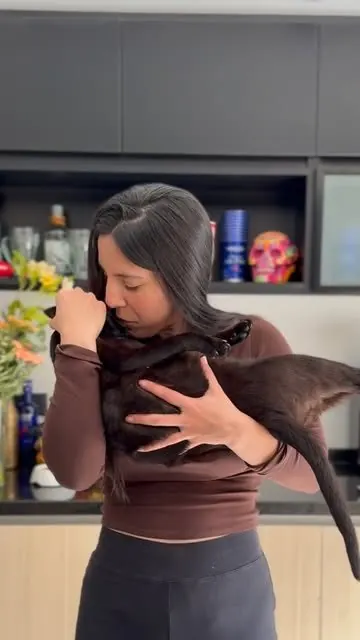 Clienta abrazando a su gato