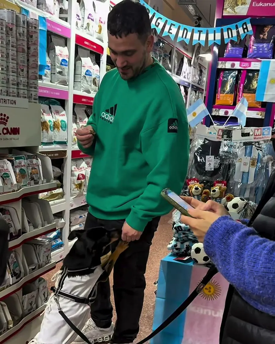 Atención en el local, con un cliente y su perro entre las góndolas